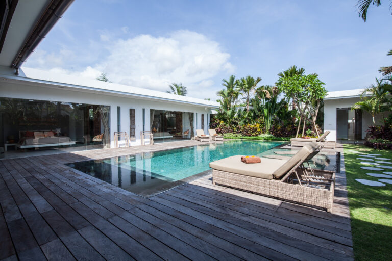 Bali'de havuzlu ve ahşap güneşlenme teraslı özel tropikal villa – Villa Manprana.