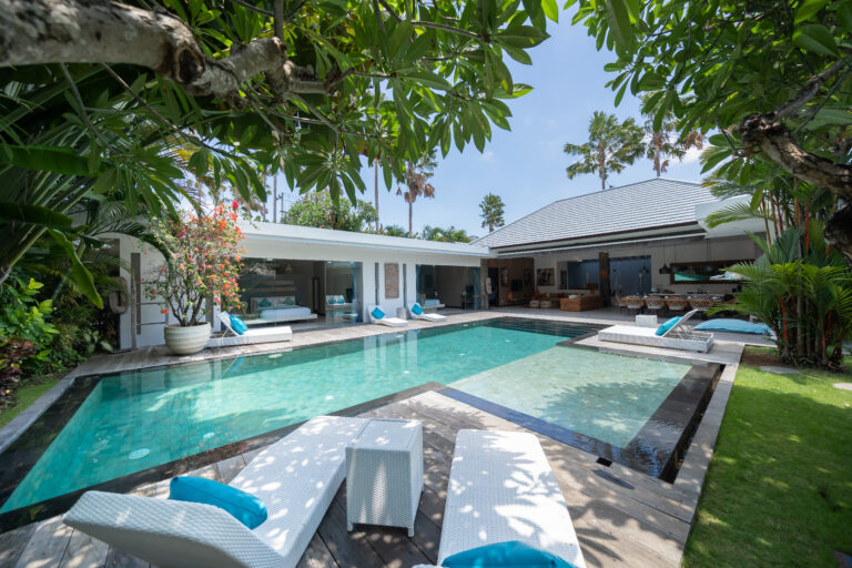Villa Rosa a Bali con giardino tropicale, piscina privata ed elegante zona giorno aperta.