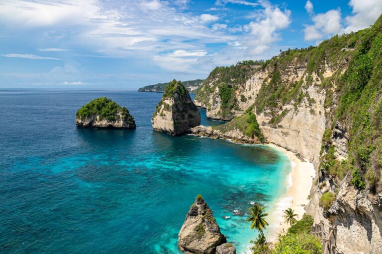 Diamond Beach in Nusa Penida with turquoise water and dramatic cliffs